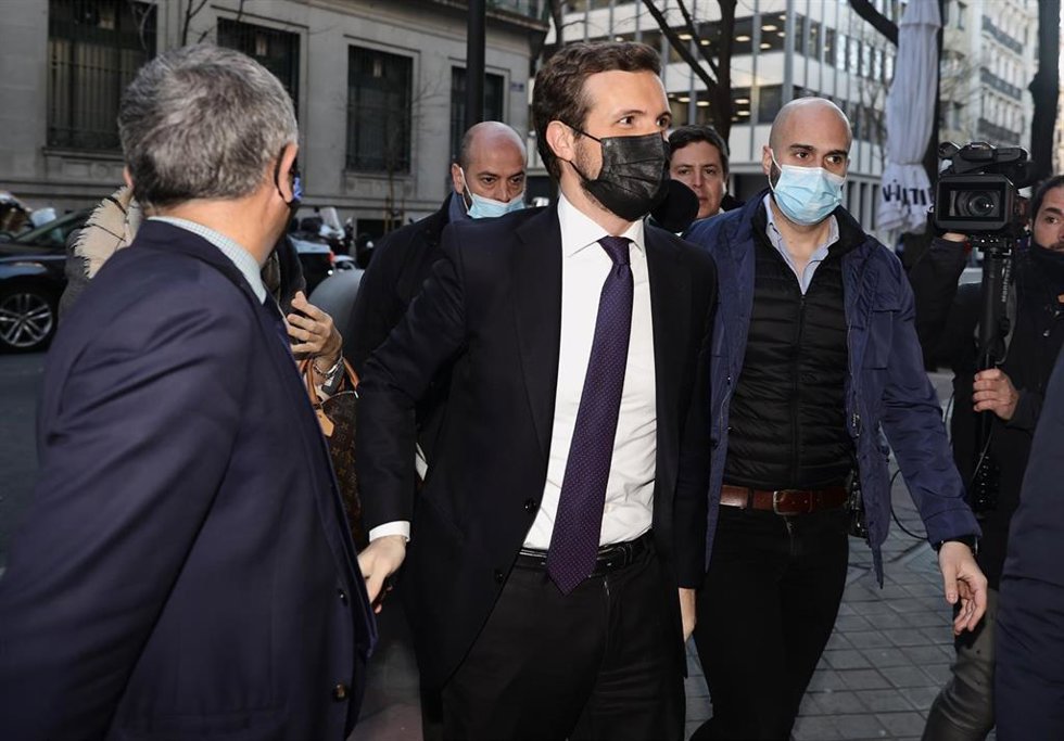 El líder del PP, Pablo Casado (c), a su llegada a una entrevista radiofónica, a 18 de febrero de 2022, en Madrid (España). Casado reaparece en esta entrevista tras agravarse la guerra interna con la presidenta de la Comunidad de Madrid, y después de que