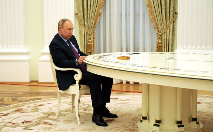 HANDOUT - 22 February 2022, Russia, Moscow: Russian President Vladimir Putin speaks with President of Azerbaijan Ilham Aliyev (not pictured) during their meeting at the Kremlin. Photo: -/Kremlin/dpa - ATTENTION: editorial use only and only if the credit