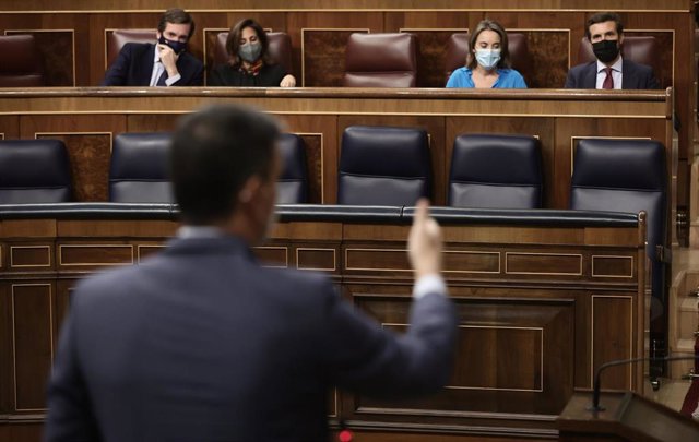 Archivo - El presidente del Gobierno, Pedro Sánchez, interviene en una sesión de control en el Congreso 