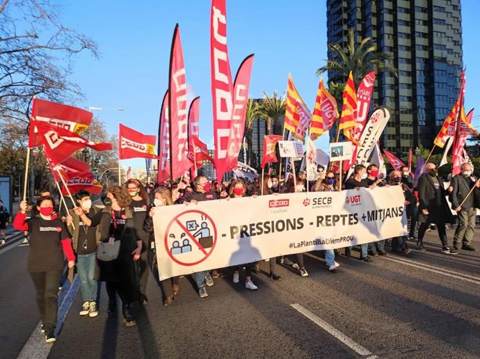 Treballadors de CaixaBank tallen l'avinguda Diagonal de Barcelona per reclamar millores laborals