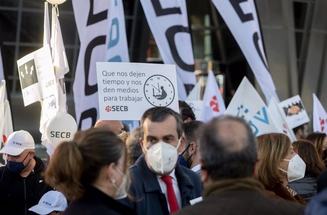 Un grupo de personas pertenecientes a los sindicatos CCOO, UGT y SECB llaman a las plantillas de CaixaBank a movilizarse frente a las Torres Kio, a 22 de febrero de 2022, en Madrid (España). 