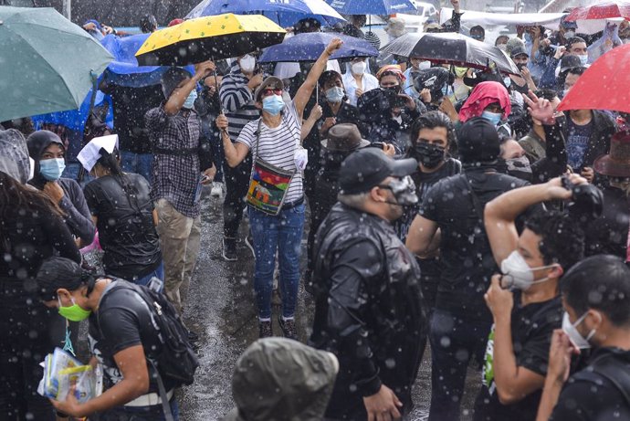 Archivo - 02 May 2021, El Salvador, San Salvador: Protesters shout slogans against the government after President Nayib Bukele's party power grab in the Congress. The party's overwhelming majority ousted the Supreme Justice Court Constitutional tribunal