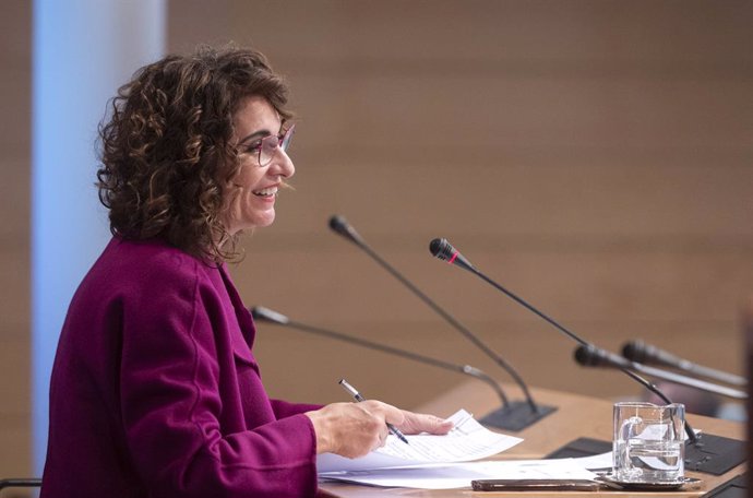 La ministra de Hacienda y Función Pública, María Jesús Montero, comparece ante los medios para presentar un avance de los datos de cierre de recaudación tributaria correspondientes a 2021, en la Sede del Ministerio, a 27 de enero de 2022, en Madrid (Esp