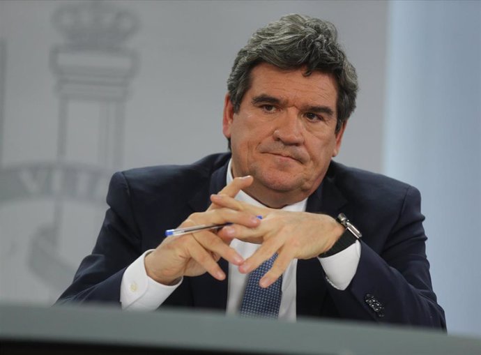 El ministro de Inclusión, Seguridad Social y Migraciones, José Luis Escrivá, comparece tras la reunión del Consejo de Ministros, en el Complejo de la Moncloa, a 22 de febrero de 2022, en Madrid (España). 