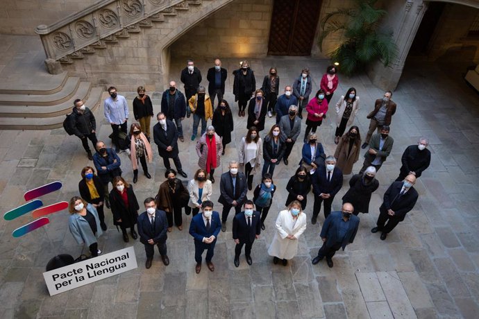 Foto de família amb el secretari de Política Lingüística de la Generalitat, Francesc Xavier Vila; el vicepresident del Govern, Jordi Puigneró; el president de la Generalitat, Pere Aragons i la consellera de Cultura Natlia Garriga