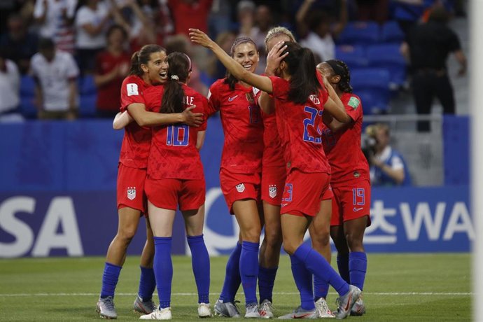 Archivo - Jugadoras de la selección estadounidense de fútbol celebran un gol en el Mundial ed Francia 2019