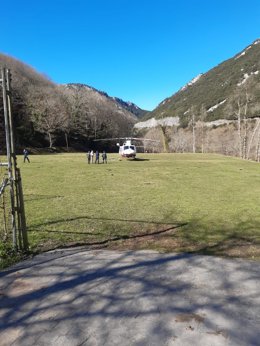 Evacuación en helicóptero desde Puentenansa de un hombre con una herida grave en una pierna