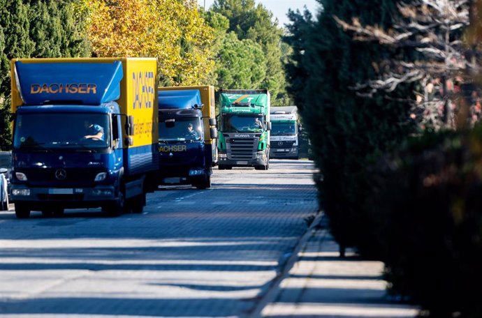 Archivo - Varios camiones circulan por una carretera, a 12 de noviembre de 2021, en Madrid (España). El departamento de Mercancías del Comité Nacional del Transporte por Carretera (CNTC) ha declarado dos jornadas de cierre patronal antes de Navidad por 