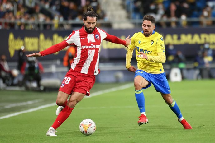 Archivo - 28 November 2021, Spain, Cadiz: Atletico Madrid's Felipe and Cadiz's Ruben Sobrino battle for the ball during the Spanish La Liga soccer match between Cadiz CF and Atletico Madrid at Nuevo Mirandilla Stadium. Photo: Jose Luis Contreras/DAX via