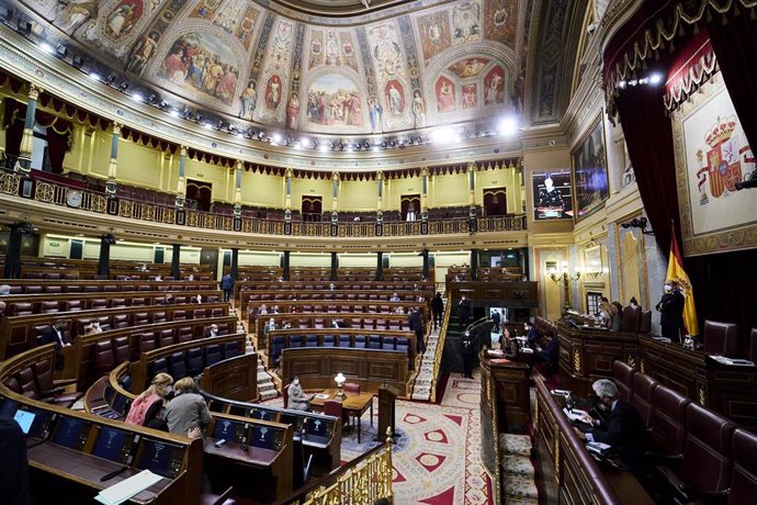 Archivo - Vista general de una sesión plenaria en el Congreso