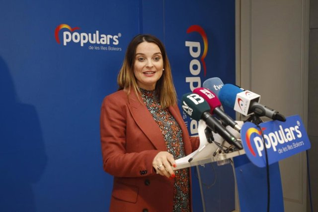 La presidenta del PP de Baleares, Margalida Prohens, en rueda de prensa.