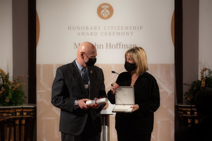 El director de la GSMA, John Hoffman, i l'alcaldessa de L'Hospitalet de Llobregat (Barcelona), Núria Marín