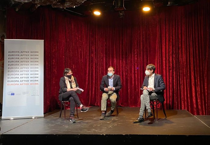 L'eurodiputat Jordi Solé i l'experta en participació ciutadana Itziar González, al debat Europa After Work
