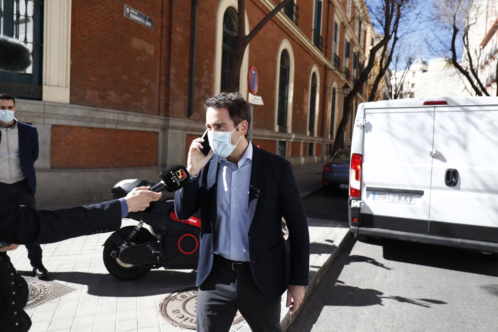 El secretario general del Partido Popular, Teodoro García-Egea, sale de la sede del partido en la calle Génova, a 22 de febrero