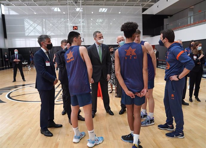 SM el Rey Felipe VI durante su visita a L'Alqueria del Basket