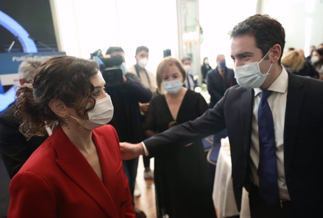 La presidenta de la Comunidad de Madrid, Isabel Díaz Ayuso, y el secretario general del PP, Teodoro García Egea, tras un desayuno informativo 