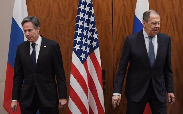 Archivo - Imagen de archivo del secretario de Estado de Estados Unidos, Antony Blinken (I) y  el ministro de Asuntos Exteriores ruso, Sergei Lavrov, durante una reunión en Ginebra