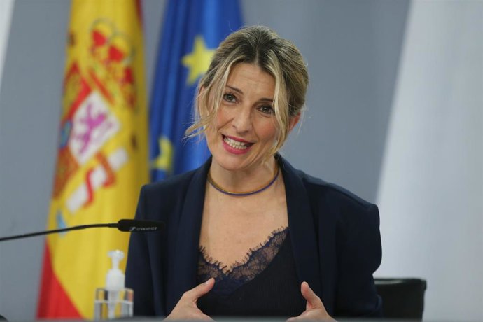 La vicepresidenta segunda y ministra de Trabajo y Economía Social, Yolanda Díaz, comparece tras la reunión del Consejo de Ministros, en el Complejo de la Moncloa, a 22 de febrero de 2022, en Madrid (España).