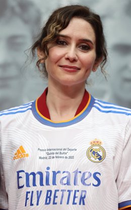 La presidenta de la Comunidad de Madrid, Isabel Díaz Ayuso con la camiseta del Real Madrid, durante el acto de entrega del Premio Internacional del Deporte que otorga el Gobierno regional a los integrantes de La quinta del Buitre.