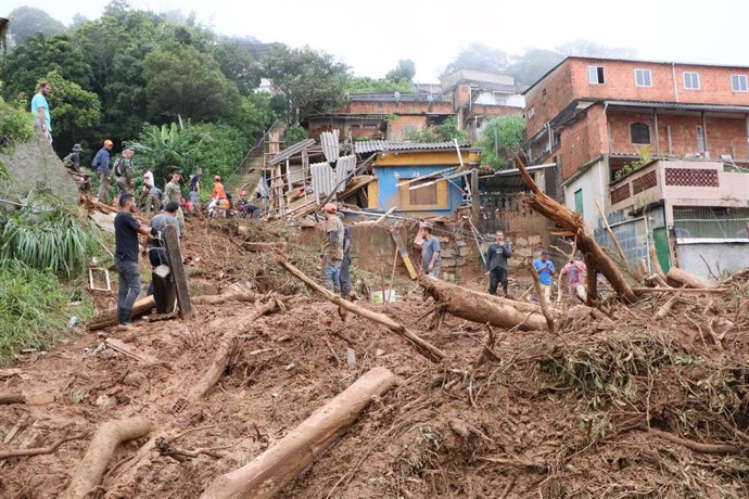 19 February 2022, Brazil, Petropolis: Rescue workers and residents search for victims in an area affected by landslides in Petropolis. Photo: Jose Lucena/TheNEWS2 via ZUMA Press Wire/dpa