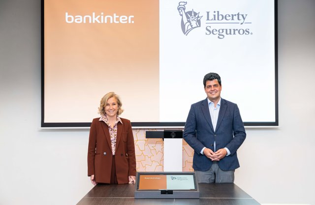 La consejera delegada de Bankinter, María Dolores Dancausa, y el consejero delegado de Liberty Seguros, Juan Miguel Estallo.