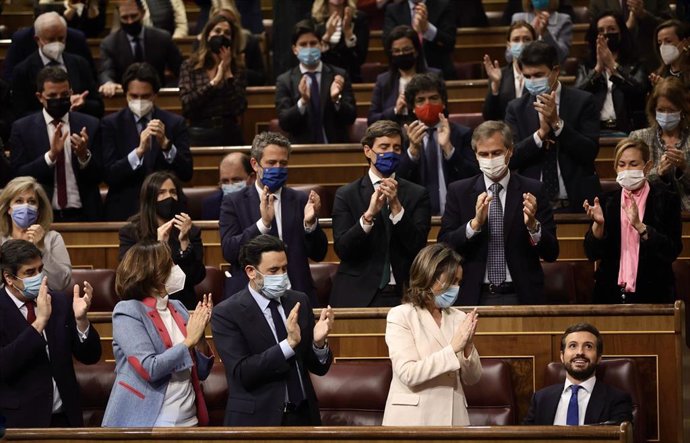 La portavoz del PP en el Congreso, Cuca Gamarra, acompañada de otros miembros del PP en el Congreso, aplauden al líder del PP, Pablo Casado (d), a su llegada a una sesión plenaria, en el Congreso de los Diputados, a 23 de febrero de 2022, en Madrid (Esp
