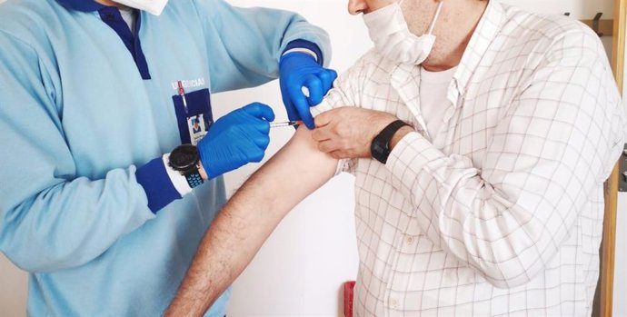 Archivo - Un profesional sanitario vacuna a una persona.