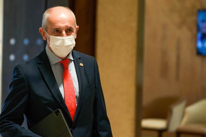 Archivo - El vicelehendakari primero y consejero de Seguridad del Gobierno Vasco, Josu Erkoreka, a su llegada a una reunión del Comité Asesor del Plan de Protección Civil de Euskadi (LABI), a 30 de agosto de 2021, en Vitoria, País Vasco, (España).