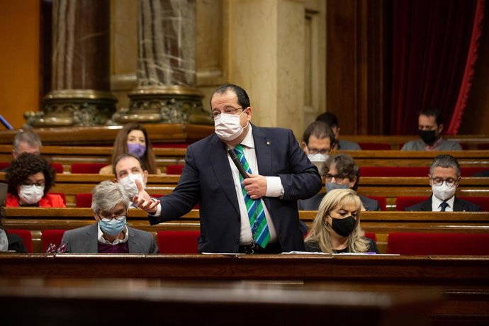 El conseller de Interior de la Generalitat, Joan Ignasi Elena, en el pleno del Parlament