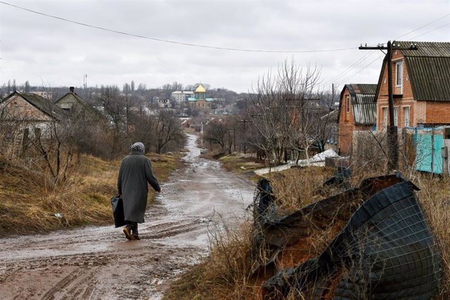 Una mujer en la localidad de Verjnotoretske, situada cerca de la línea de frente en Donetsk, en el este de Ucrania
