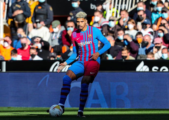 Ronald Araujo of FC Barcelona in action during the Santander League match between Valencia CF and FC Barcelona at the Mestalla Stadium on February 20, 2022, in Valencia, Spain.