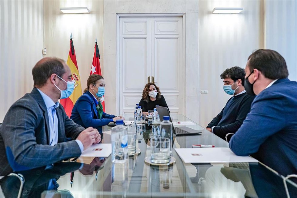 Isabel Díaz Ayuso y Marta Rivera de la Cruz en su reunión con la organización de Primavera Sound para atraer este evento, que continuará también con la sede en Barcelona