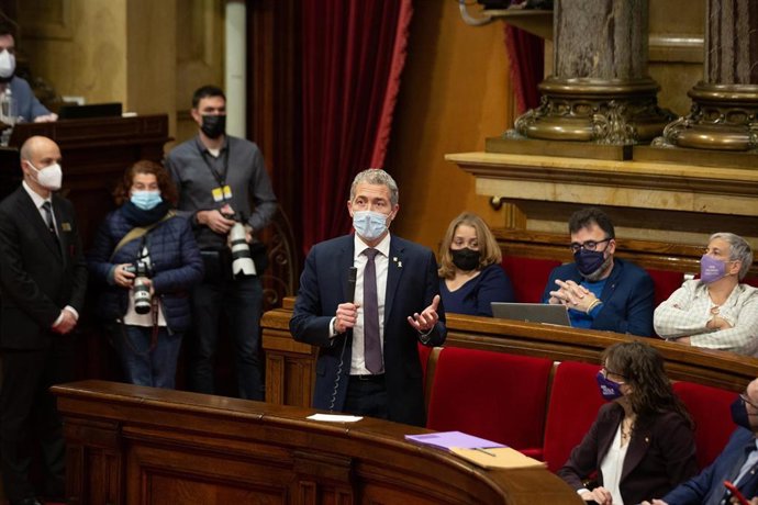 El conseller de Educación, Josep Gonzlez-Cambray, en el pleno del Parlament.