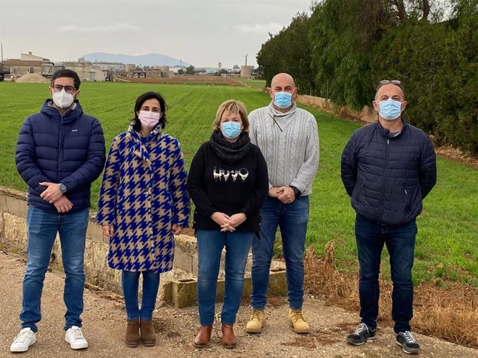 Representantes del PP de Sa Pobla, en la depuradora.