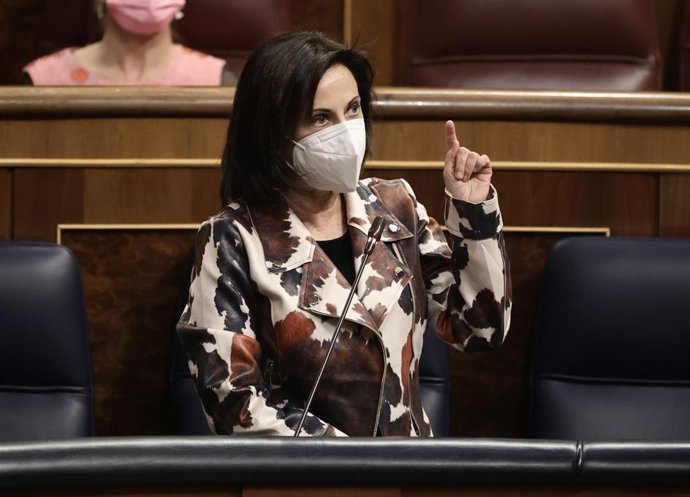 Archivo - La ministra de Defensa, Margarita Robles, interviene en una sesión de control en el Congreso de los Diputados
