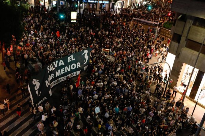 Archivo - Imagen de una manifestación convocada en Murcia para protestar por la situación del Mar Menor 