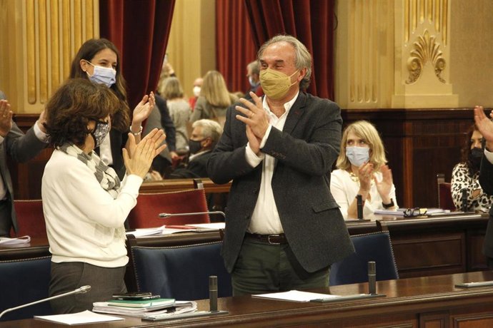 El conseller de Educació, Martí March, aplaude durante el pleno en el que se ha aprobado la Ley de Educación.