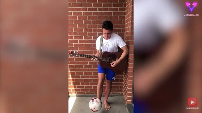 Este músico toca la guitarra mientras juega a fútbol