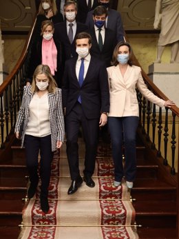 (I-D) La vicesecretaria de Política Social del Partido Popular, Ana Pastor; el líder del PP, Pablo Casado; y la portavoz del PP en el Congreso, Cuca Gamarra, a su llegada a una sesión plenaria, en el Congreso de los Diputados, a 23 de febrero de 2022, e