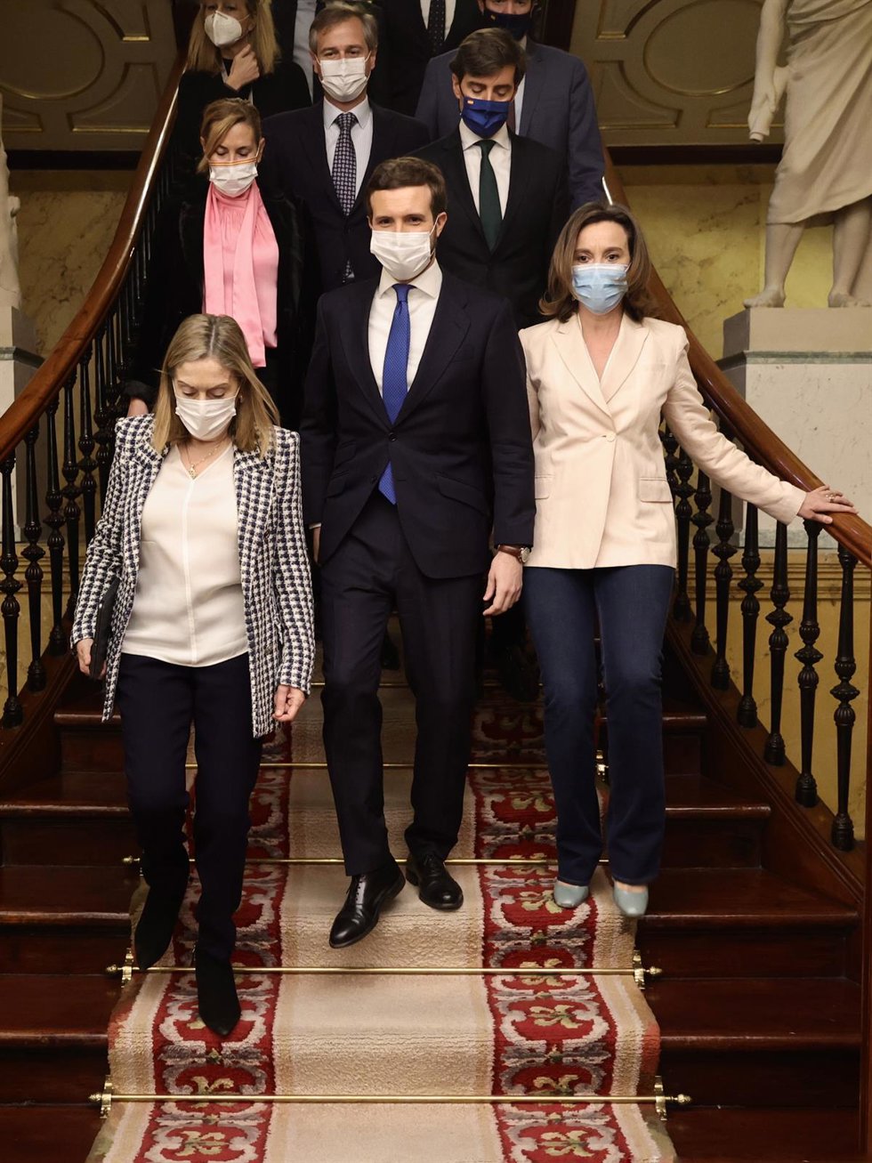 (I-D) La vicesecretaria de Política Social del Partido Popular, Ana Pastor; el líder del PP, Pablo Casado; y la portavoz del PP en el Congreso, Cuca Gamarra, a su llegada a una sesión plenaria, en el Congreso de los Diputados, a 23 de febrero de 2022, e