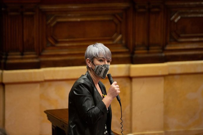 La consellera de Justícia de la Generalitat, Lourdes Ciuró, en el ple del Parlament