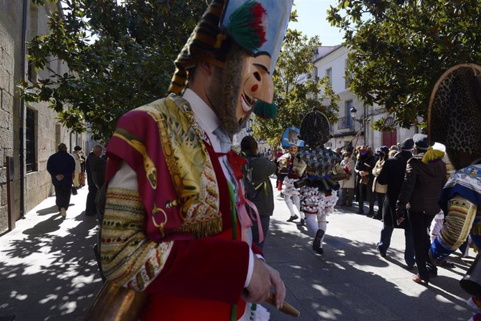 Una persona vestida con el traje de cigarrón, en la celebración del estreno de los Cigarrones, en los Carnavales de Verín