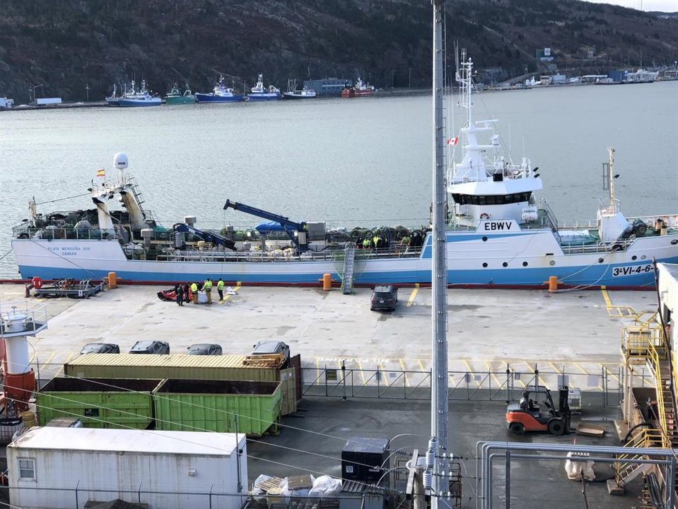 El pesquero español 'Playa Menduiña Dos' a su llegada al Puerto de San Juan de Terranova, a 19 de febrero de 2022, en San Juan, Terranova (Canadá). Los barcos con los tres supervivientes y los nueve cuerpos recuperados tras el naufragio del pesquero con