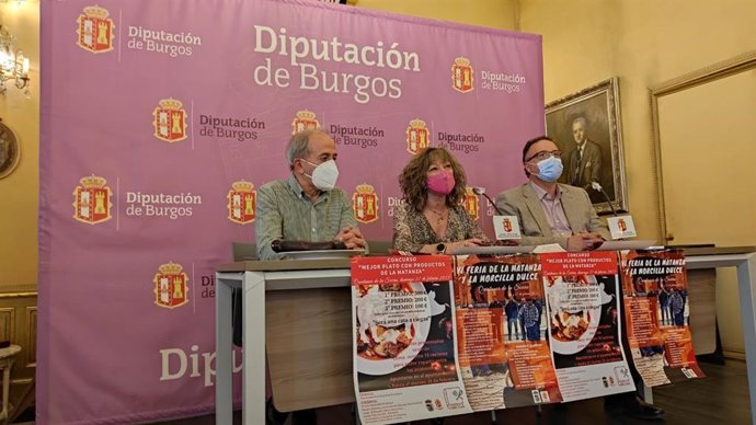 El diputado provincial Ramiro Ibáñez, la alcaldesa de Quintanar de la Sierra, Monserrat Ibáñez, y el pregonero de la Feria de la Matanza, Juan Carlos Santamaría.