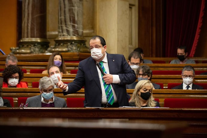 El conseller d'Interior de la Generalitat, Joan Ignasi Elena, en el ple del Parlament