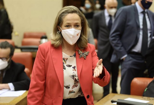 La vicepresidenta primera del Gobierno, Nadia Calviño, a su llegada a una comparecencia en la Comisión Mixta para la Unión Europea, en el Congreso de los Diputados, a 10 de febrero de 2022, en Madrid (España). 