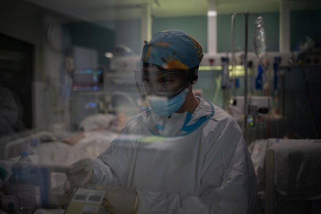 Archivo - Un treballador sanitari protegit a l'UCI