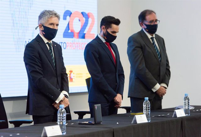 El ministro del Interior, Fernando Grande-Marlaska; el secretario de Estado de Seguridad, Rafael Pérez y el secretario general de Instituciones Penitenciarias, Ángel Luis Ortiz González, en el acto de entrega de las medallas al Mérito de Protección Civil