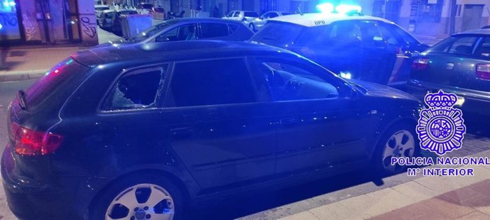 Vehículo con la luna fracturada que el detenido intentaba robar.