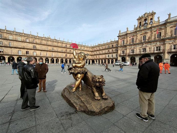 Escultura de Xu Hongfei en la Plaza Mayor de Salamanca con un abanico reemplazando al robado.